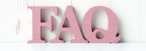 Roze houten letters FAQ op witte houten achtergrond | VB Webdesign