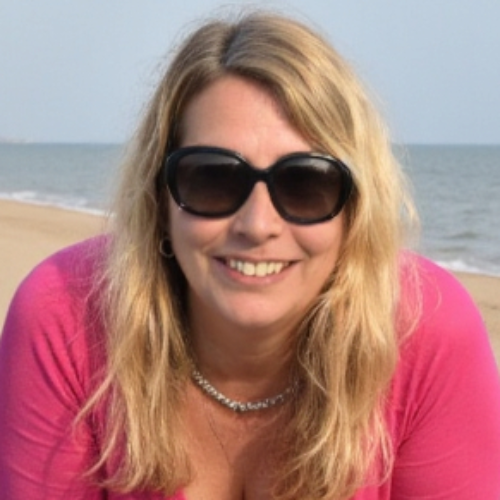 Portret Esther met zee en strand op de achtergrond – VB Webdesign