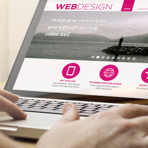 Handen op toetsenbord – webdesignproject op beeldscherm | VB Webdesign