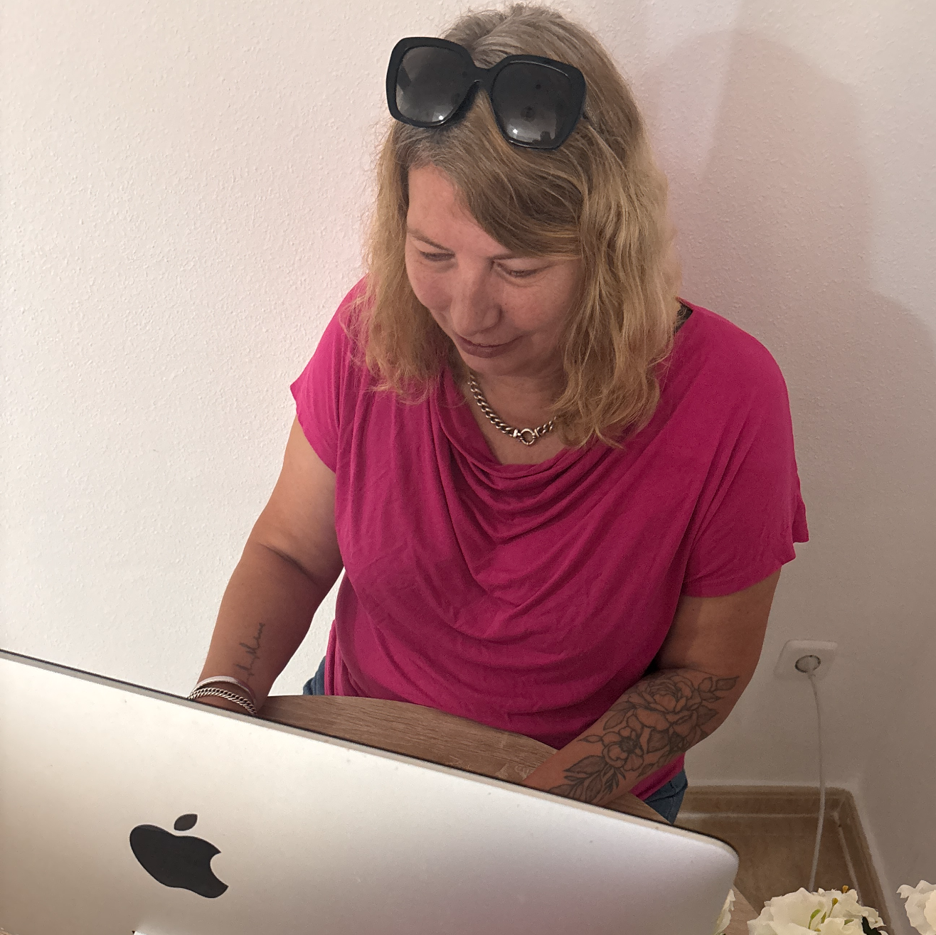Esther aan het werk achter iMac – VB Webdesign Spanje